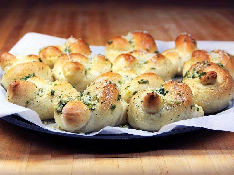 Baked Gluten-Free Cheesy Garlic Knots 