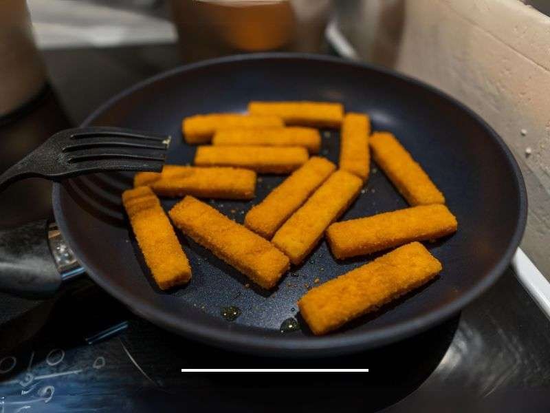 Gooey Mozzarella Sticks Frying