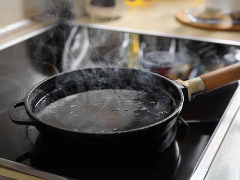 Heating oil in the frying pan over medium heat. 