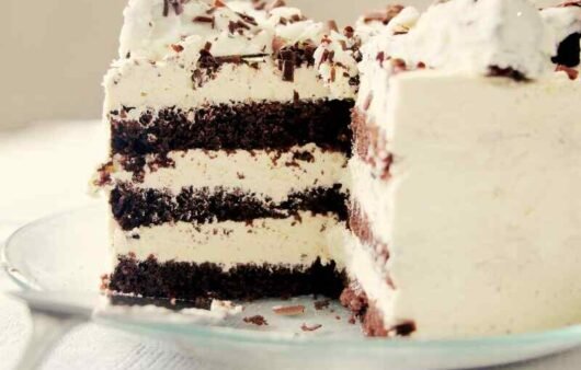 Chocolate cake with vanilla frosting