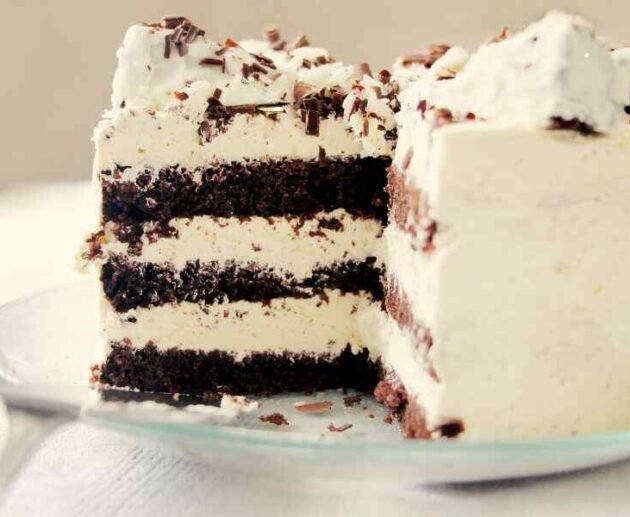 Chocolate cake with vanilla frosting