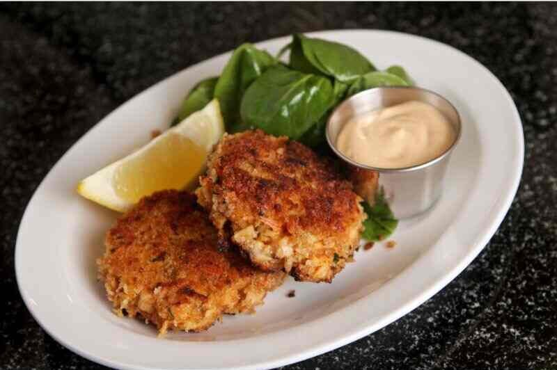 serve crab cakes