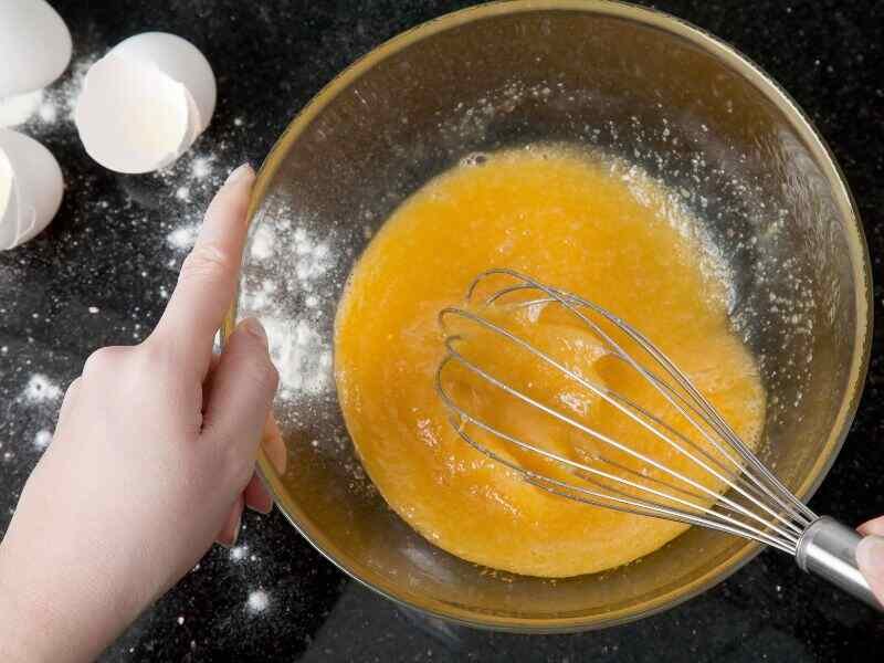 mixer to beat the vegetable oil with the eggs, and vanilla essence