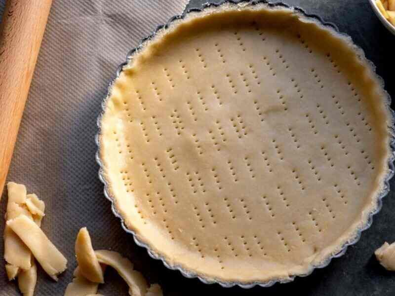 Flour the base in a tart tin