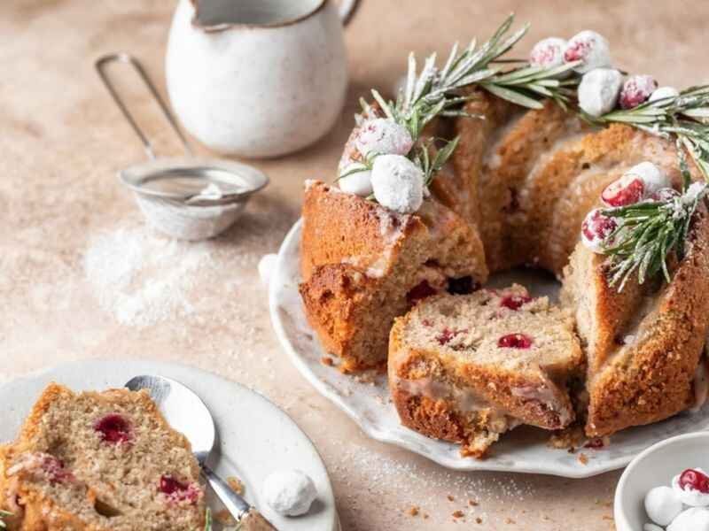 serve Christmas Bundt Cake