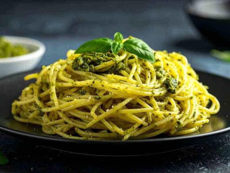 Serve Spaghetti Pesto Pasta